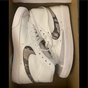 Nike Womens Blazer Mid 77